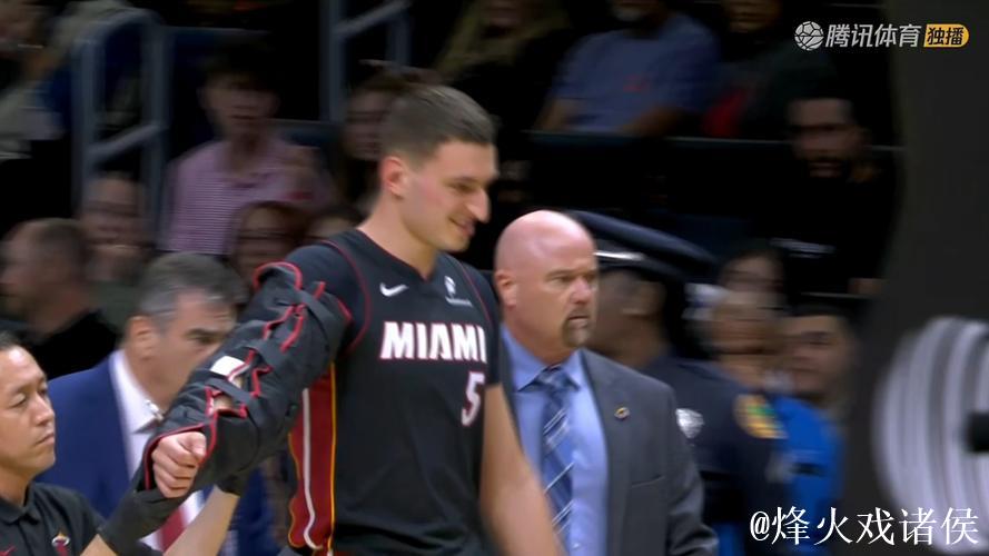 约维奇遭犯规扣篮失衡摔落,手肘受伤需护臂保护下场治疗 约维奇遭犯规扣篮失衡摔落,手肘受伤需护臂保护下场治疗