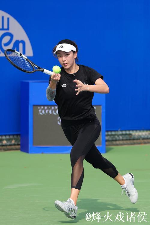 武网正赛首日袁悦王欣瑜开门红 金花组合进次轮