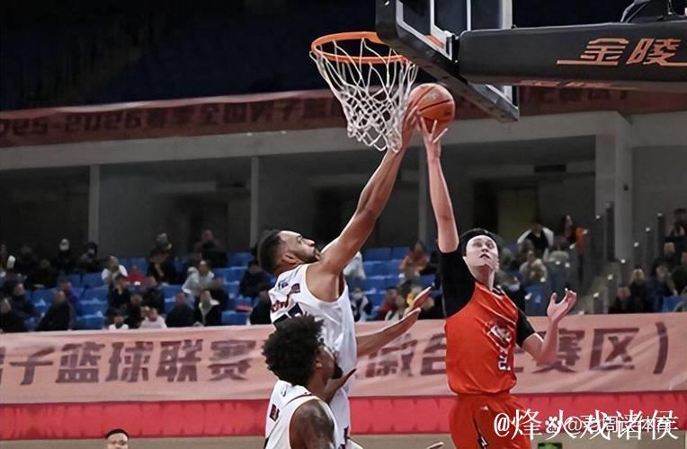 山东蜜獾81比95输安徽，赛季首败无缘两连胜，陈玖章独砍20分，双外援都打出两双数据，NBL联赛新军经验不足，问题颇多